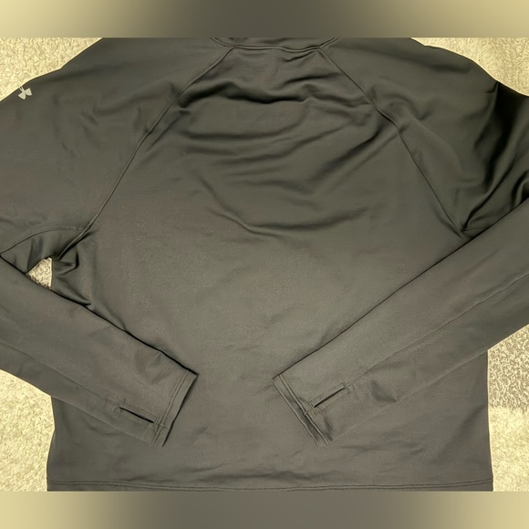 Like new under armour cropped sweater, smooth material side large - Picture 2 of 2